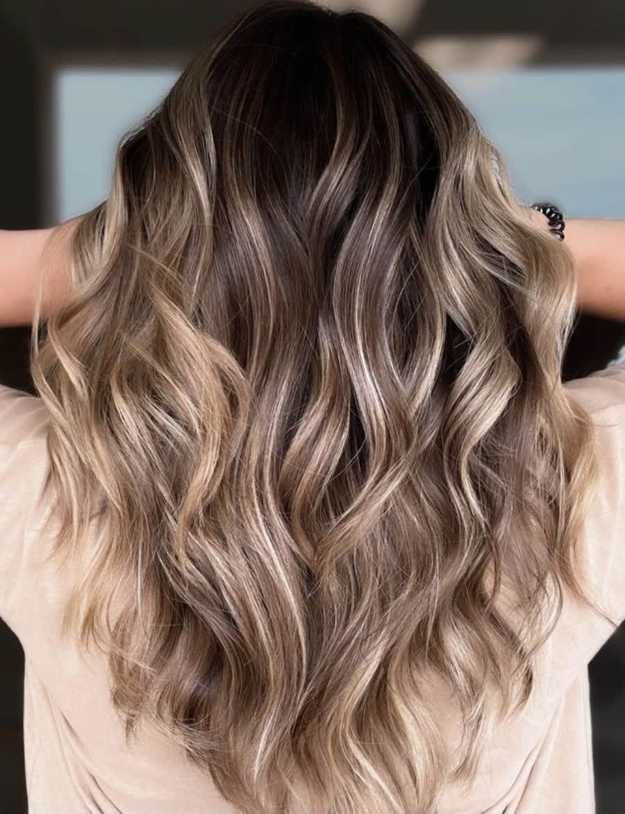 Balayage in hellen Wellen, von hinten fotografiert