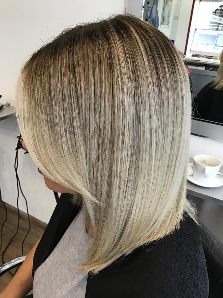 Glatter blonder Bob im Salon