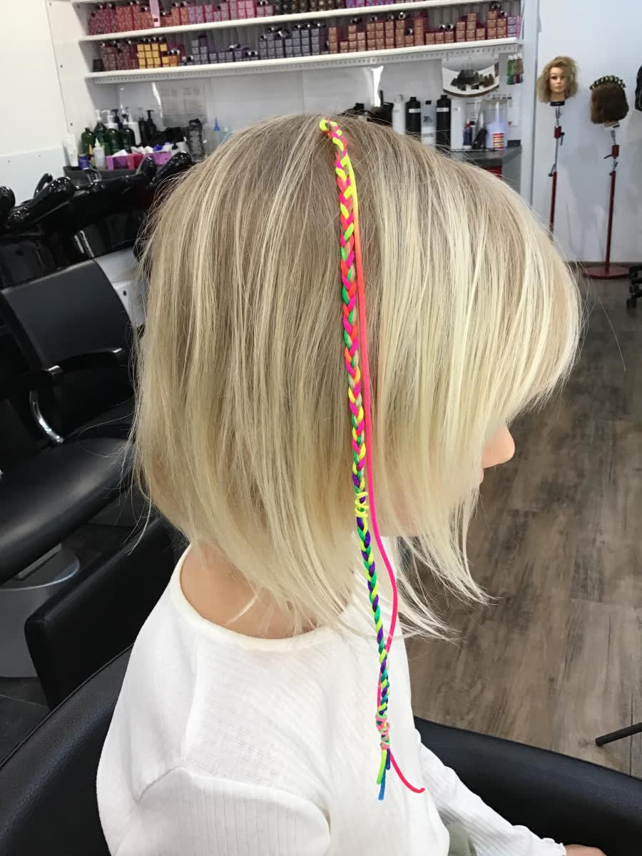 Blonder Bob mit buntem Flechtzopf