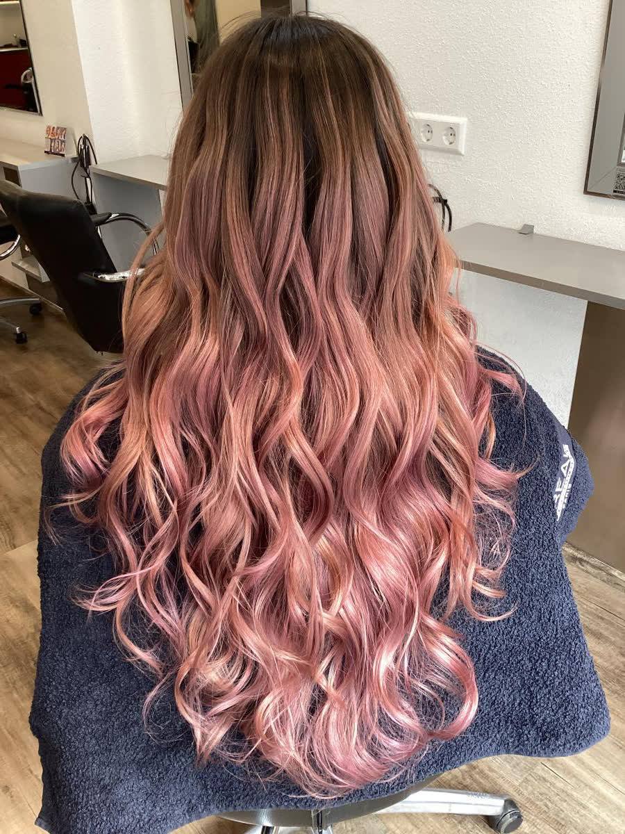 Rosé gefärbtes Haar in Wellen